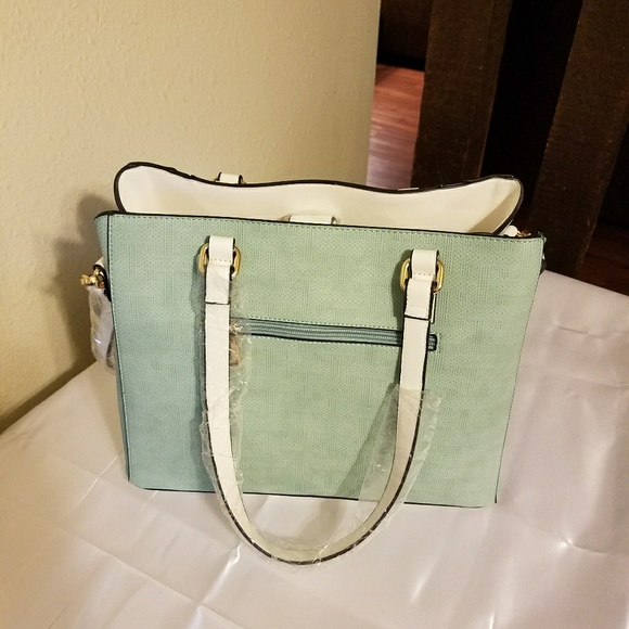 Beautiful Pastel Green Handbag - Picture 3 of 5